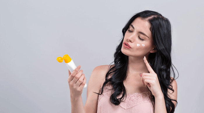 woman applying sunscreen wondering how to stop sunscreen pilling